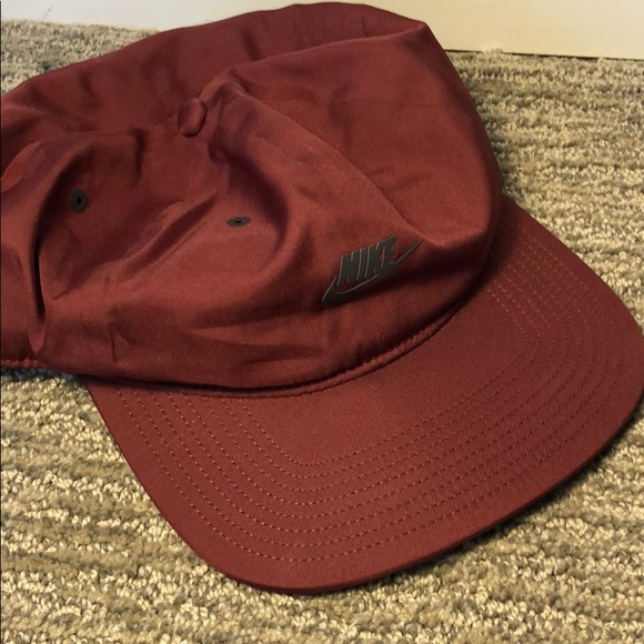 maroon nike hat
